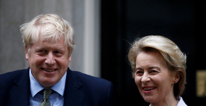 La presidenta de la Comisión Europea, Ursula von der Leyen, y el primer ministro británico Boris Johnson. REUTERS