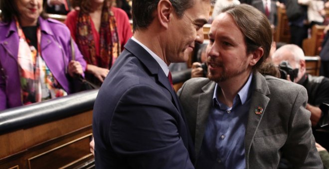 Pedro Sánchez y Pablo Iglesias durante la investidura en la que fue elegido presidente el candidato socialista. / Eduardo Parra - Europa Press