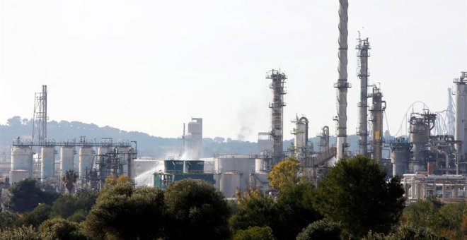 Imagen del polígono y alrededores donde se ubica IQOXE, la empresa química que ayer sufrió una explosión en su complejo industrial de La Canonja (Tarragona) | EFE