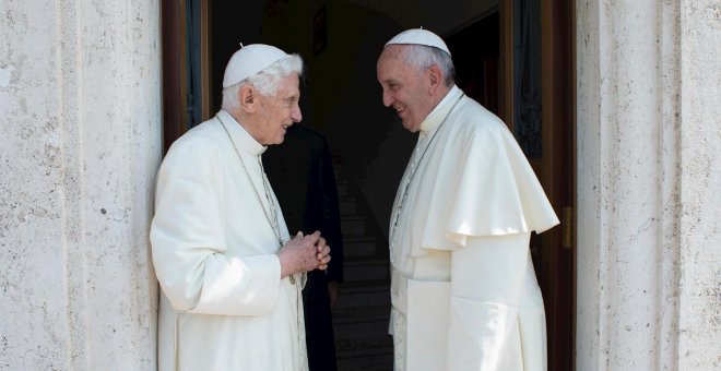 El Papa Francisoc y el Papa Emérito Benedicto XVI, en una fotografía de archivo de junio de 2015. - EFE