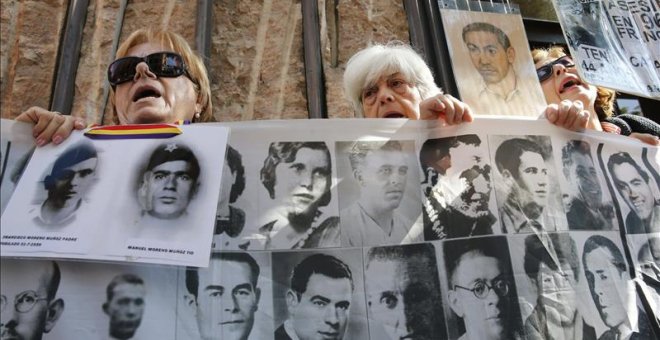 Imagen de archivo de una protesta de víctimas de la dictadura frente a la Audiencia Nacional de Madrid.- EFE