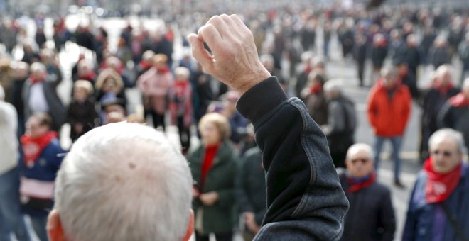 Jubilados y pensionistas durante la última concentración realizada en Bilbao para reivindicar unas pensiones públicas dignas. EFE/LUIS TEJIDO