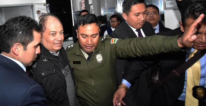 El exministro boliviano Carlos Romero (2i), que tuvo un gran peso en El Gobierno de Evo Morales ingresa este martes a la Fiscalía  EFE/ Stringer