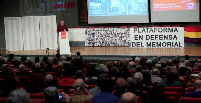 18/01/2020.- El secretario general de UGT Madrid, Luis Miguel López Reillo, da un discurso durante un acto público celebrado este sábado, para la reposición del memorial del cementerio de la Almudena a las víctimas del franquismo durante la dictadura, en