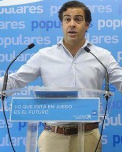 El dirigente nacional del PP Carlos Floriano (d) y el nuevo presidente de la gestora del PP de Navarra, el eurodiputado Pablo Zalba, este martes 29 de julio. EFE/Villar López