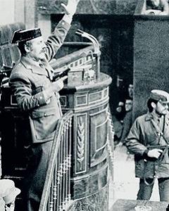 Una imagen para resumir un país y un siglo: Tejero irrumpe en el Congreso de los Diputados, el 23-F de 1981. EFE