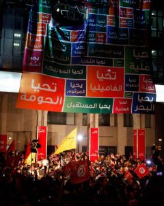 Los seguidores del partido Nida Tounes  celebran en la calle la victoria de Essebsi - REUTERS