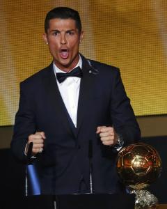 Cristiano Ronaldo grita tras ganar el Balón de Oro. REUTERS/Ruben Sprich