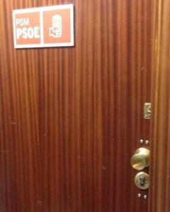 La puerta de la sede de la PSM, en la céntrica Plaza del Callao, tras el cambio de cerradura decidido por la dirección federal del PSOE. E.P.