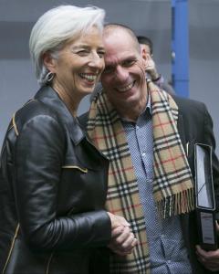 El ministro de Finanzas griego, Yanis arufakis, junto a la directora gerente del FMI, Christine Lagarde. - REUTERS