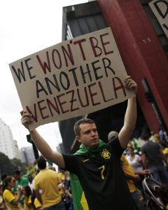 "No queremos ser otra Venezuela", reza la pancarta que un joven sujeta en la manifestación contra Dilma en Sao Paulo del domingo. - REUTERS