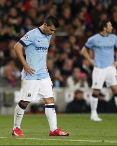 Agüero se lamenta durante el partido contra el Barcelona. Reuters / Carl Recine