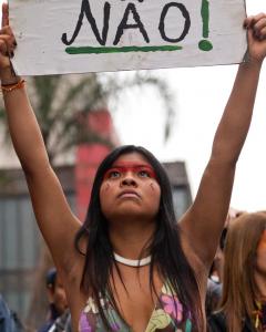 Una miembro del pueblo xingú en una manifestación en Sao Paulo en agosto de 2011. - AFP