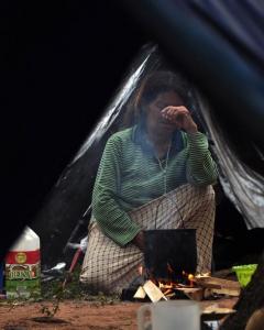 Una mujer en un campamento en Asunción, Paraguay. - AFP