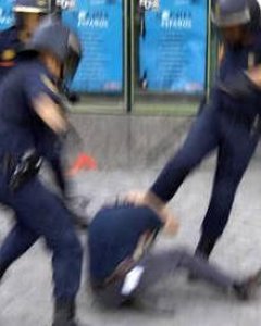 La policía ataca a un manifestante en Madrid.- AMNISTÍA INTERNACIONAL
