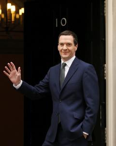 George Osborne llega al número 10 de Downing Street trasl la victoria de los conservadores en las elecciones de este viernes. REUTERS/Phil Noble