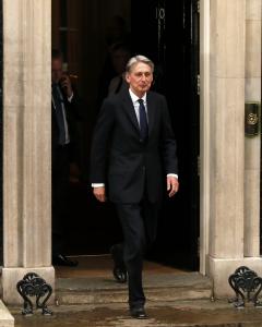 Philip Hammond abandona el número 10 de Downing Street, tras entrevistarse con David Cameron. REUTERS/Phil Noble