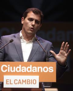 El presidente de Ciudadanos, Albert Rivera, durante su intervención en el acto central de campaña celebrado en el Teatro Compac de Madrid. EFE/Víctor Lerena