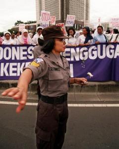 Una policía indonesia en una manifestación en Yakarta. - AFP