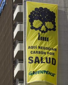 Greenpeace ha desplegado en la fachada de un hotel de Sevilla una pancarta de 65 metros con el lema, 'Aquí negocian carbón por salud', contra las eléctricas y los gobiernos europeos. EFE/Jose Manuel Vidal.