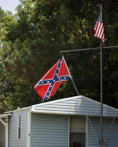 La bandera Confederada junto a la de EEUU en una casa en Summerville, en el Estado de Carolina del Sur (EEUU). REUTERS/Brian Snyder