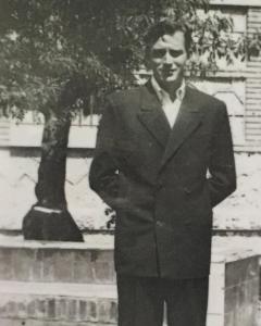 Marcos Ana, cuando todavía era Fernando, en el patio de la enfermería de la Carcel de Burgos, 1951