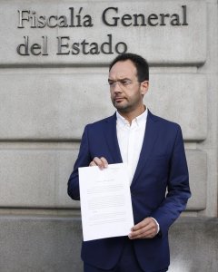 El portavoz socialista en el Congreso, Antonio Hernando, en la Fiscalía General del Estado donde hoy ha presentado una denuncia contra el ministro del Interior, Jorge Fernández-Díaz, por su reunión con Rodrigo Rato. EFE/J.J. Guillén