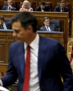 El secretario general del PSOE, Pedro Sánchez, regresa a su escaño, con el presidente del Gobierno, Mariano Rajoy, al fondo, tras intervenir en el debate de totalidad de los Presupuestos para 2016. EFE/Kiko Huesca