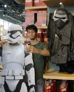 Un cliente de una tienda Disney en EEUU se hace un selfie junto a una figura de un Stormtrooper del Imperio. EFE/EPA/MIKE NELSON