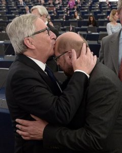 Juncker saluda a Martin Schulz, presidente del Parlamento Europeo. - AFP