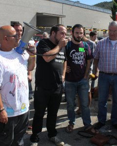 David Fernàndez y Alberto Botrán, de la CUP, con los trabajadores de Valeo.