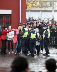 El personal de la escuela dialoga con la policía. REUTERS/Bjorn Larsson