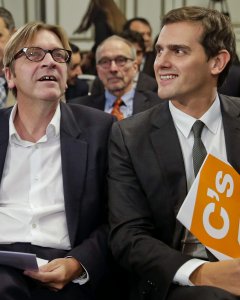 El presidente de Ciudadanos, Albert Rivera, junto al presidente del grupo ALDE del Parlamenteo Europeo, Gui Verhofstadt, durante el encuentro de líderes liberales y demócratas europeos celebrado en Madrid. EFE/Emilio Naranjo