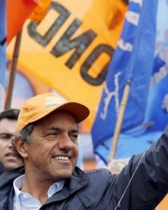 El  candidato Scioli durante un mitin en Quilmes. REUTERS