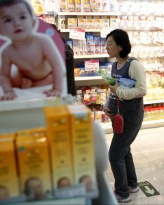 Una mujer china embarazada compra productos para bebé en un atienda en Pekín. REUTERS/Kim Kyung-Hoon