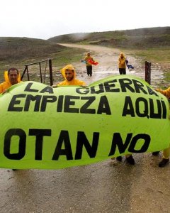 Miembros de la Red Europea Antimilitarista en el acuartelamiento de El Retín en Barbate (Cádiz), durante la protesta sorpresa contra las maniobras de la OTAN. EFE