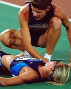 Durante los Juegos Olímpicos de Sidney, en Australia, Suzy Favor Hamilton fingió una lesión.
