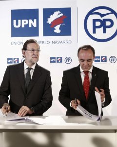 El presidente del Gobierno y del PP, Mariano Rajoy, el presidente y el secretario generalde UPN, Javier Esparza, y Óscar Arizcuren, y el presidente de la junta gestora del PPN, Pablo Zalba, durante la firma  del pacto electoral por el que ambos partidos c