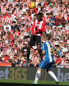 El delantero del Athletic Club, Iñaki Williams, salta por el balón ante el defensa del Espanyol, Víctor Álvarez, durante el partido correspondiente a la undécima jornada de Liga que los dos equipos disputan en el estadio San Mames. EFE/Luis Tejido