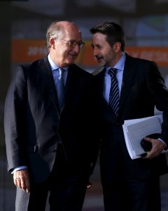 El presidente de Repsol, Antoni Brufau, y el consejero delegado, Josu Jon Imaz, en la presentación del plan estratégico de la petrolera. REUTERS/Susana Vera