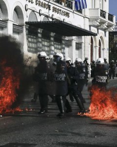 La policía griega tuvo que intervenir para frenar los altercados. REUTERS/Alkis Konstantinidis