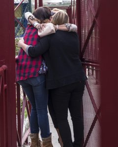La exmujer del exalcalde Julián Muñoz, Maite Zaldívar, abrazada a sus dos hijas a la salida hoy de la cárcel.- EFE