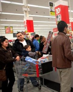 Esta semana se esperan grandes colas en los comercios.- EFE