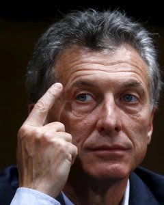 El nuevo presidente electo de Argentina, el conservador Mauricio Macri, durante su primera rueda de prensa tras la victoria en segunda vuelta sobre el oficialista Scioli.- REUTERS/Enrique Marcarian