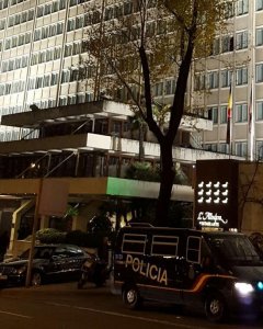 Agentes de la Policía Nacional vigilan la entrada al hotel Meliá Castilla. / Foro por la Memoria Comunidad de Madrid.