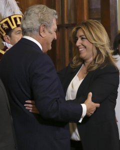 El presidente del Congreso, Jesús Posada, saluda a la presidenta de Andalucía, Susana Díaz, a su llegada a la recepción celebrada en la Cámara Baja con motivo del XXXVII aniversario de la Constitución. EFE/Ballesteros