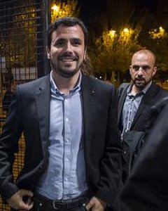 Alberto Garzón, a su llegada a un mitin junto a su jefe de prensa, Daniel Ayllón.-IU/JOSÉ CAMÓ