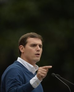 El candidato de Ciudadanos a la Presidencia del Gobierno, Albert Rivera, durante su intervención en el acto político que se ha celebrado en la plaza de Pombo de Santander, con motivo de la campaña electoral. REUTERS/Vincent West