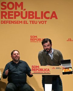 El cabeza de lista de ERC, Gabriel Rufián, durante su intervencion en el acto de cierre de campaña de la formación republicana. EFE/Toni Albir