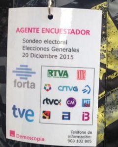 Acreditación de un agente encuestador para la Televisión Pública a pie de urna en el barrio de La Macarena de Sevilla.